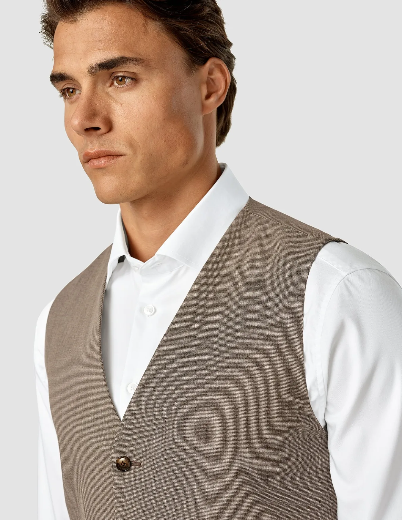 Essential Vest Almond