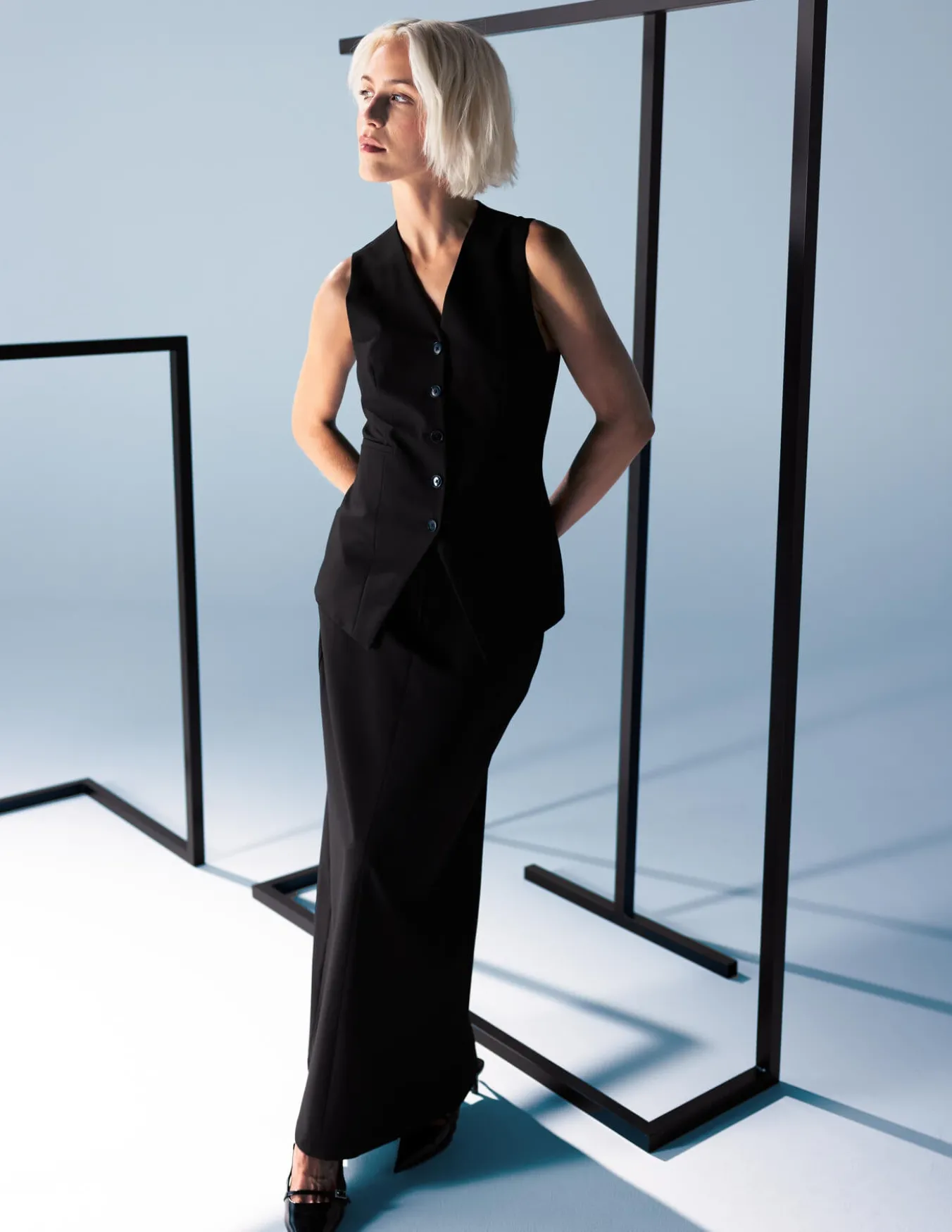 Essential Vest Long Black