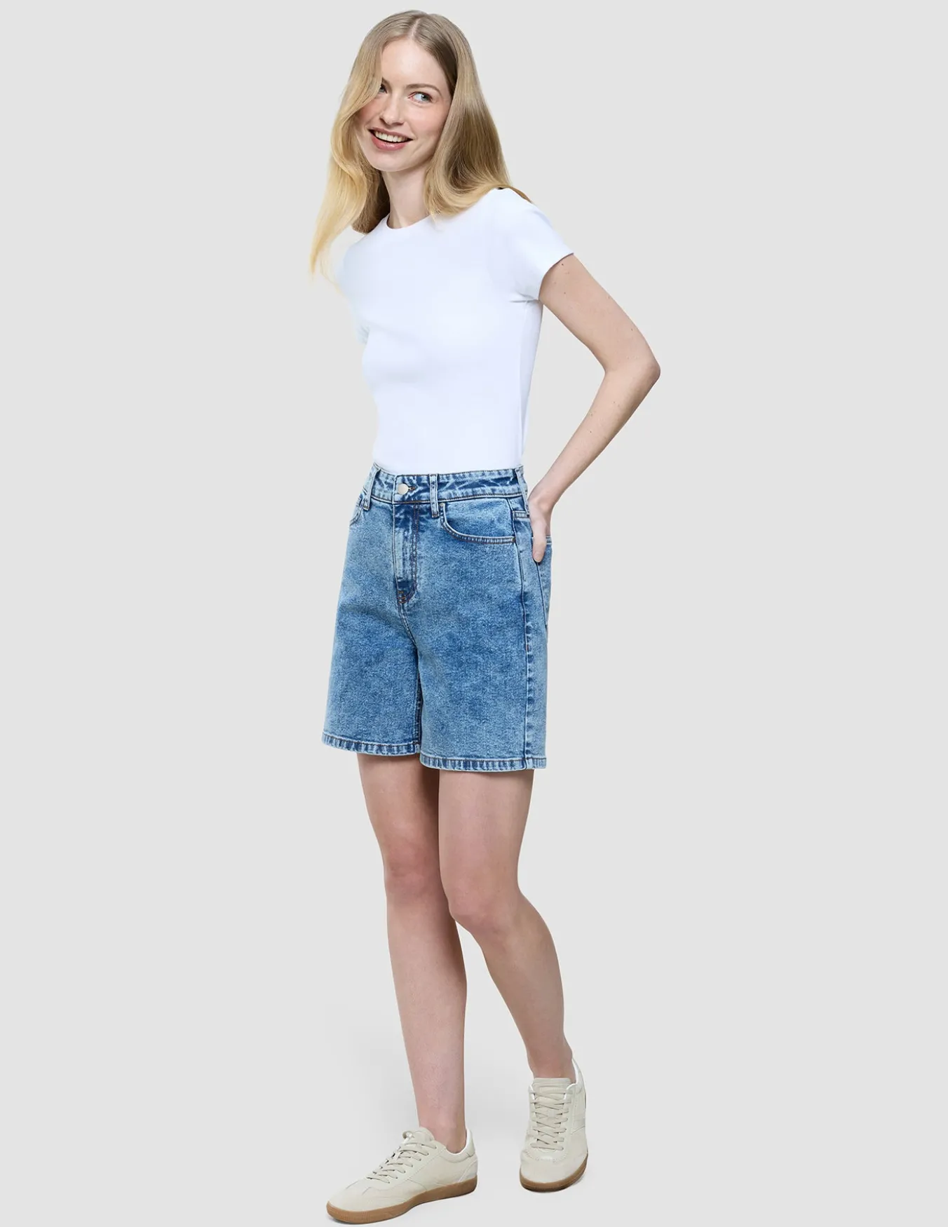 Women Classic Denim Shorts Snow Blue Wash
