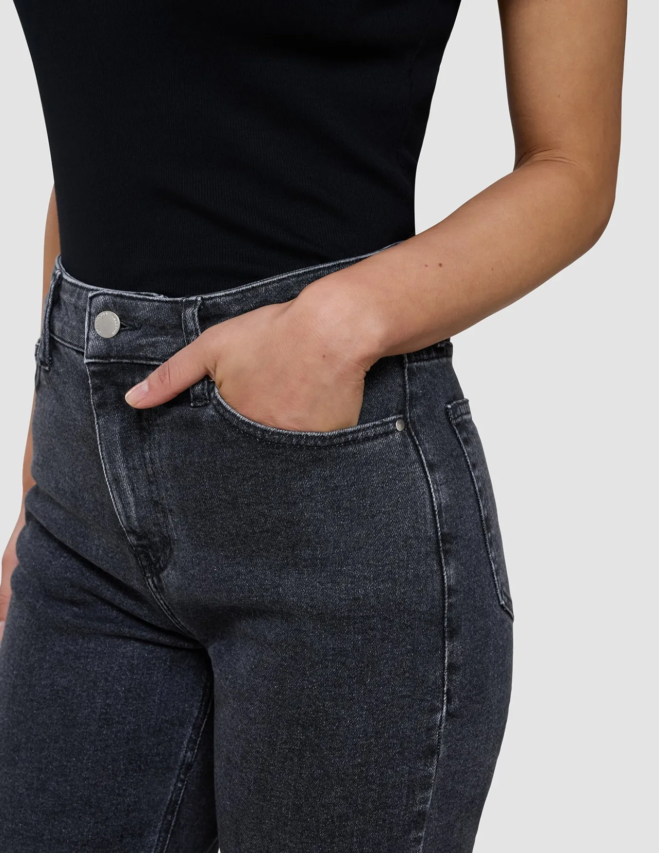 Women's Classic Jeans Tapered Washed Black